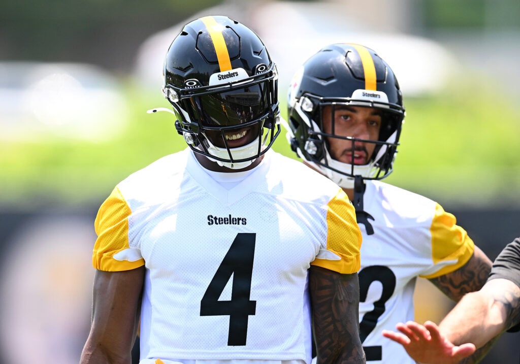 PITTSBURGH, PENNSYLVANIA - JUNE 11: DK Metcalf #4 of the Pittsburgh Steelers looks on during Minicamp at UPMC Rooney Sports Complex on June 11, 2025 in Pittsburgh, Pennsylvania.
