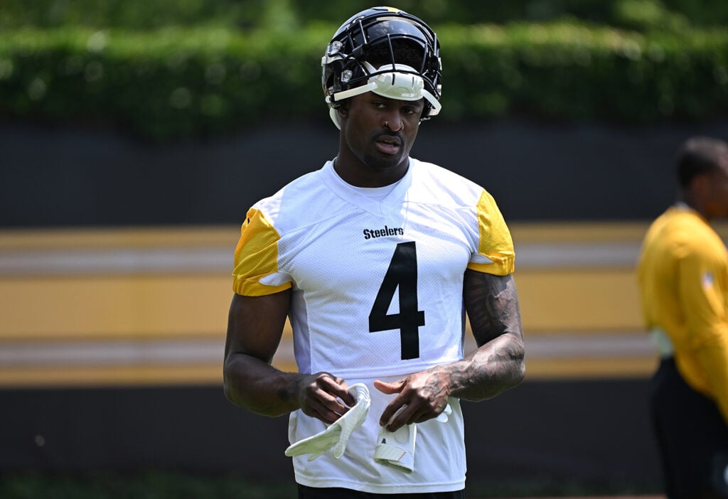 PITTSBURGH, PENNSYLVANIA - JUNE 12: DK Metcalf #4 of the Pittsburgh Steelers in action during Minicamp at UPMC Rooney Sports Complex on June 12, 2025 in Pittsburgh, Pennsylvania.