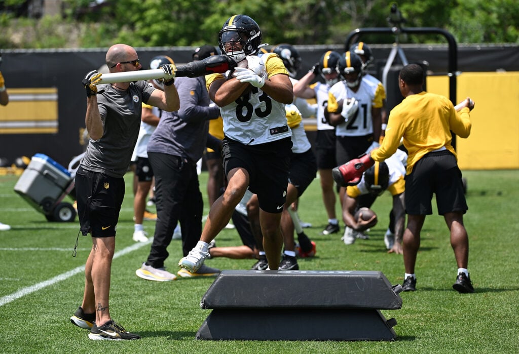 PITTSBURGH, PENNSYLVANIA - JUNE 12: Connor Heyward #83 of the Pittsburgh Steelers in action during Minicamp at UPMC Rooney Sports Complex on June 12, 2025 in Pittsburgh, Pennsylvania.