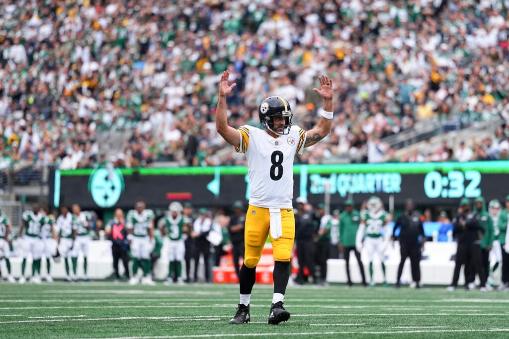 EAST RUTHERFORD, NEW JERSEY - SEPTEMBER 07: Aaron Rodgers #8 of the Pittsburgh Steelers reacts after a touchdown pass during the second quarter against the New York Jets at MetLife Stadium on September 07, 2025 in East Rutherford, New Jersey.