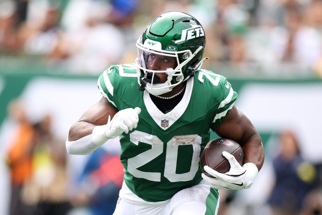 EAST RUTHERFORD, NEW JERSEY - SEPTEMBER 07: Breece Hall #20 of the New York Jets runs with the ball during the game against the Pittsburgh Steelers at MetLife Stadium on September 07, 2025 in East Rutherford, New Jersey.